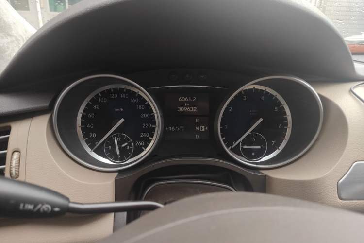 Used Mercedes-Benz R-Class 2011 R 300 L Business Model Odometer Close Up