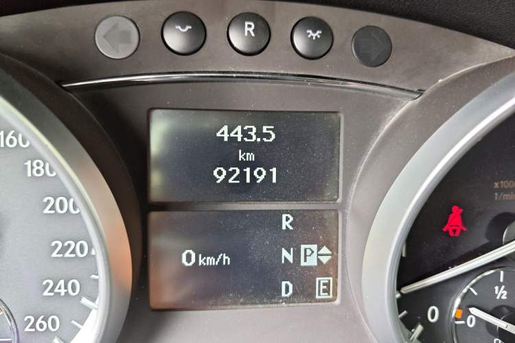 Used Mercedes-Benz R-Class 2011 R 300 L Business Model Odometer Close Up
