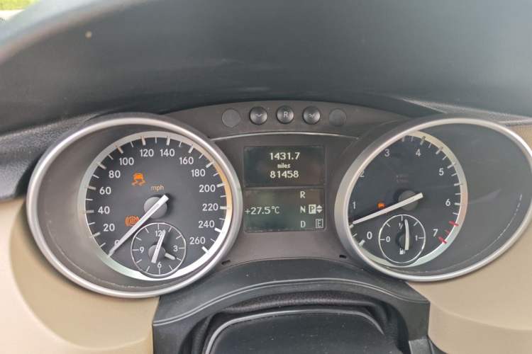 Used Mercedes-Benz R-Class 2011 R 300 L Business Model Odometer Close Up