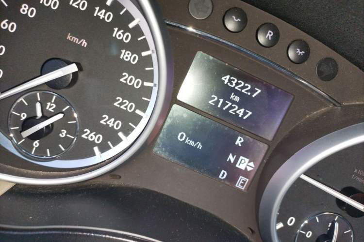Used Mercedes-Benz R-Class 2011 R 350 L 4MATIC Odometer Close Up