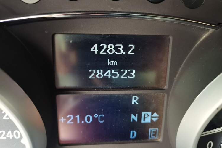 Used Mercedes-Benz R-Class 2011 R 300 L Business Model Odometer Close Up