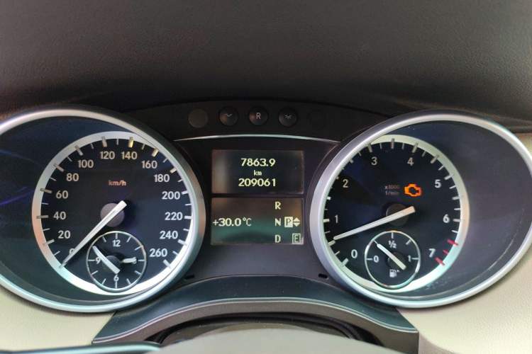 Used Mercedes-Benz R-Class 2011 R 300 L Business Model Odometer Close Up