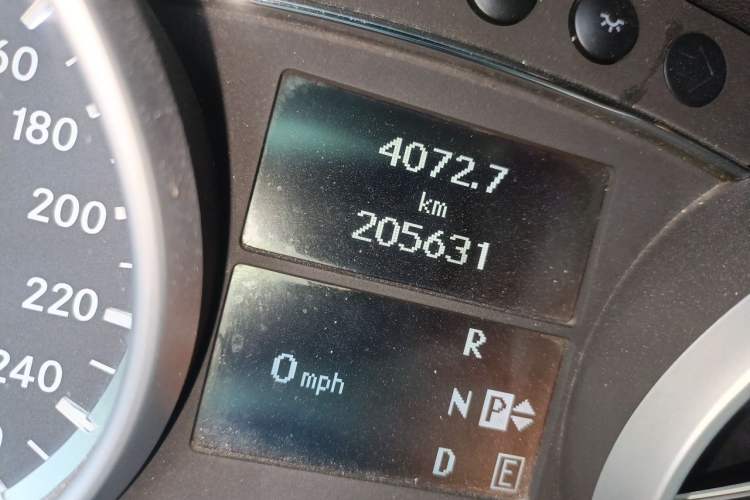 Used Mercedes-Benz R-Class 2011 R 300 L Business Model Odometer Close Up