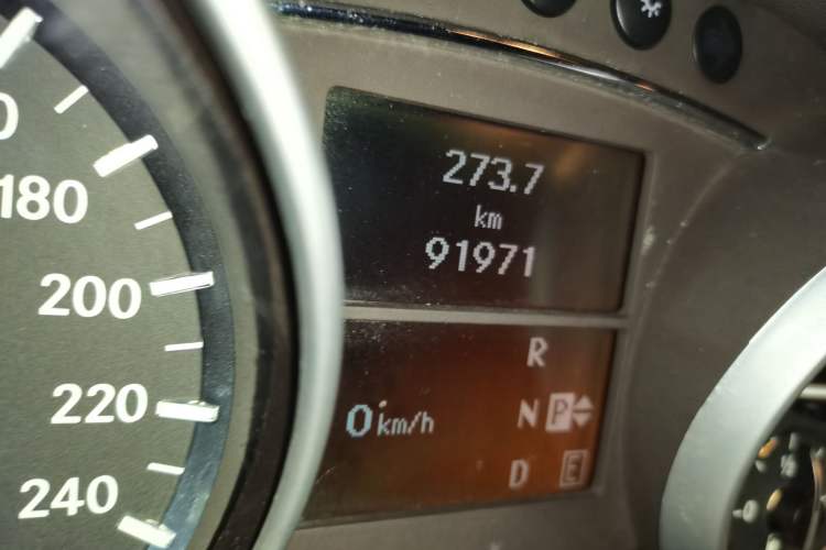 Used Mercedes-Benz R-Class 2011 R 350 L 4MATIC Odometer Close Up