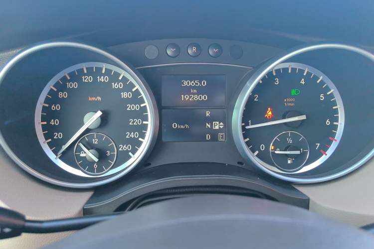 Used Mercedes-Benz R-Class 2011 R 300 L Business Model Odometer Close Up