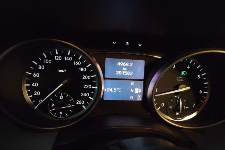 Used Mercedes-Benz R-Class 2011 R 350 L 4MATIC Odometer Close Up