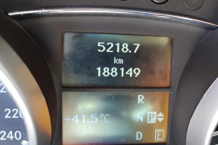 Used Mercedes-Benz R-Class 2011 R 300 L Business Model Odometer Close Up