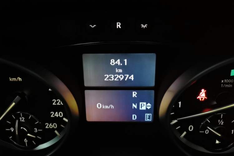 Used Mercedes-Benz R-Class 2011 R 300 L Business Model Odometer Close Up