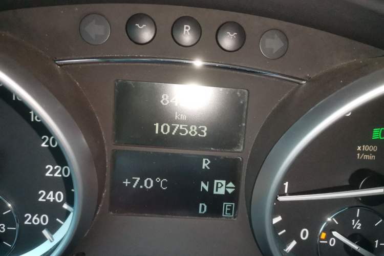 Used Mercedes-Benz R-Class 2011 R 350 L 4MATIC Odometer Close Up
