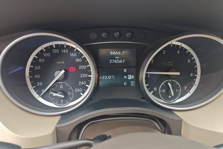 Used Mercedes-Benz R-Class 2011 R 350 L 4MATIC Odometer Close Up