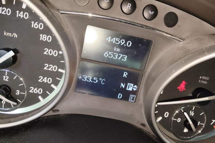 Used Mercedes-Benz R-Class 2011 R 300 L Business Model Odometer Close Up