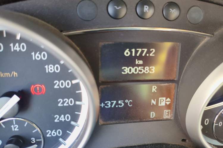 Used Mercedes-Benz R-Class 2011 R 300 L Business Model Odometer Close Up