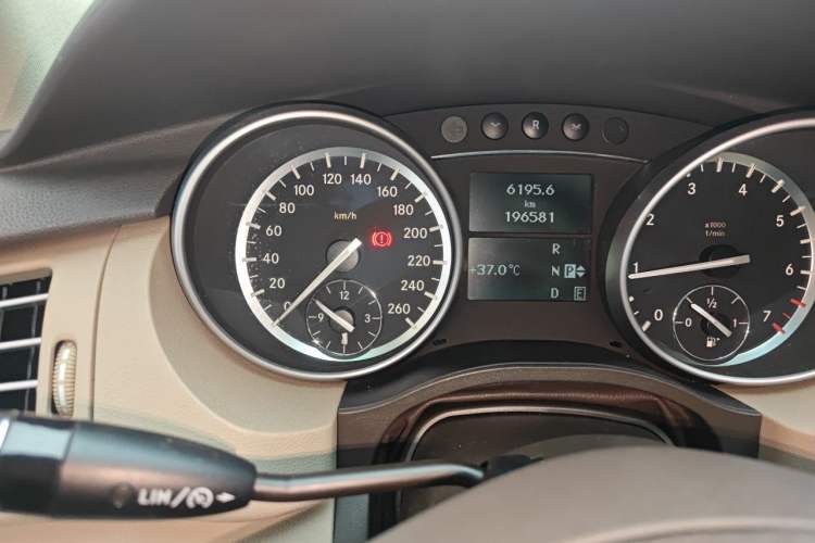 Used Mercedes-Benz R-Class 2011 R 300 L Luxury Model Odometer Close Up