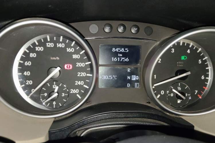 Used Mercedes-Benz R-Class 2011 R 350 L 4MATIC Odometer Close Up