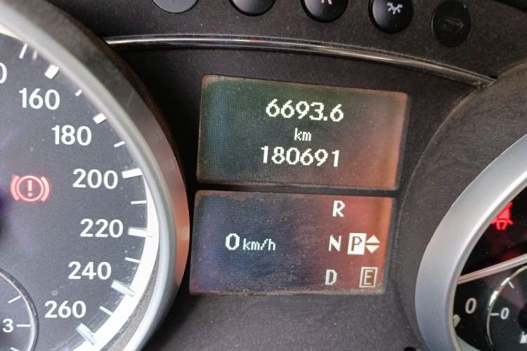 Used Mercedes-Benz R-Class 2011 R 300 L Business Model Odometer Close Up