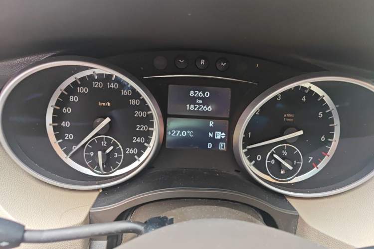 Used Mercedes-Benz R-Class 2011 R 350 L 4MATIC Odometer Close Up