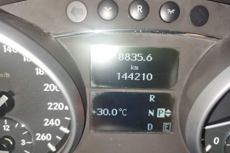 Used Mercedes-Benz R-Class 2011 R 350 L 4MATIC Odometer Close Up