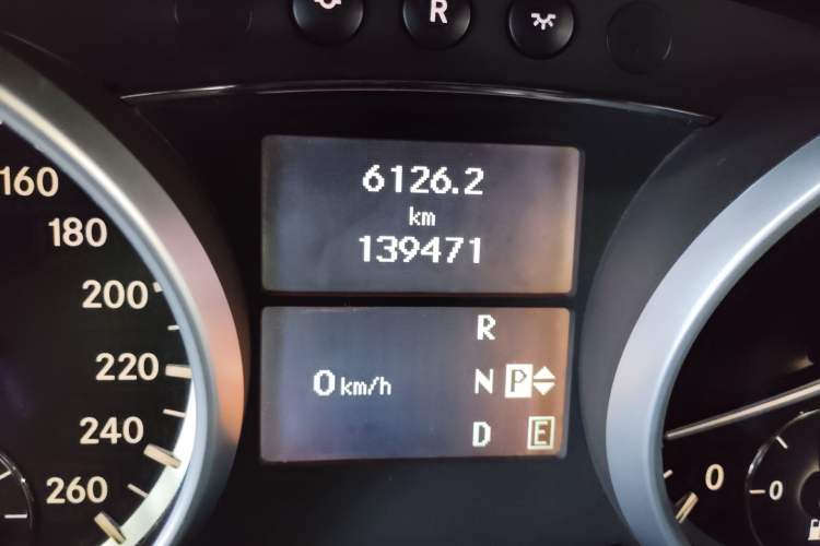 Used Mercedes-Benz R-Class 2011 R 350 L 4MATIC Odometer Close Up