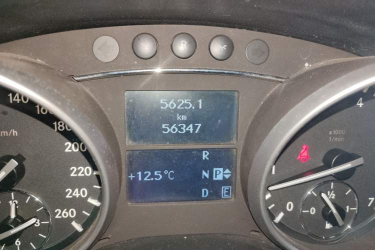 Used Mercedes-Benz R-Class 2011 R 300 L Business Model Odometer Close Up