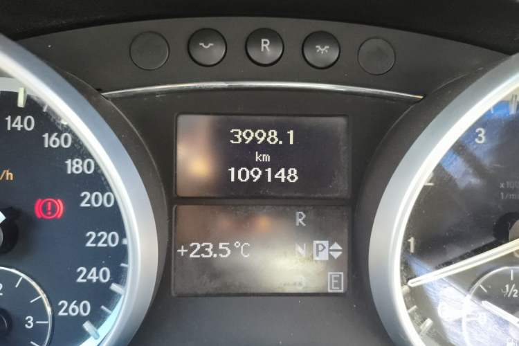 Used Mercedes-Benz R-Class 2011 R 300 L Business Model Odometer Close Up