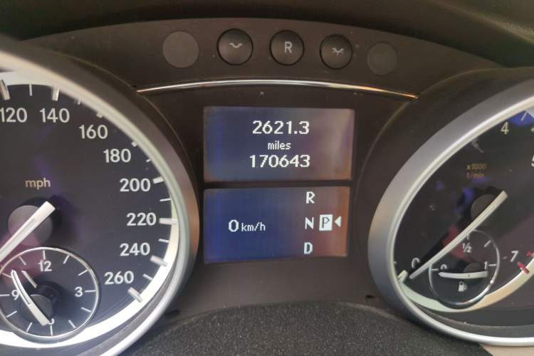 Used Mercedes-Benz R-Class 2011 R 350 L 4MATIC Odometer Close Up
