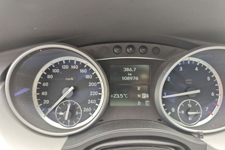 Used Mercedes-Benz R-Class 2011 R 300 L Business Model Odometer Close Up