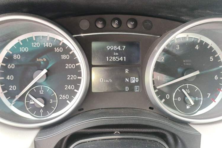 Used Mercedes-Benz R-Class 2011 R 300 L Business Model Odometer Close Up