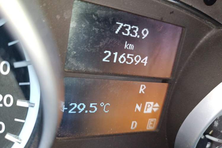 Used Mercedes-Benz R-Class 2011 R 300 L Business Model Odometer Close Up