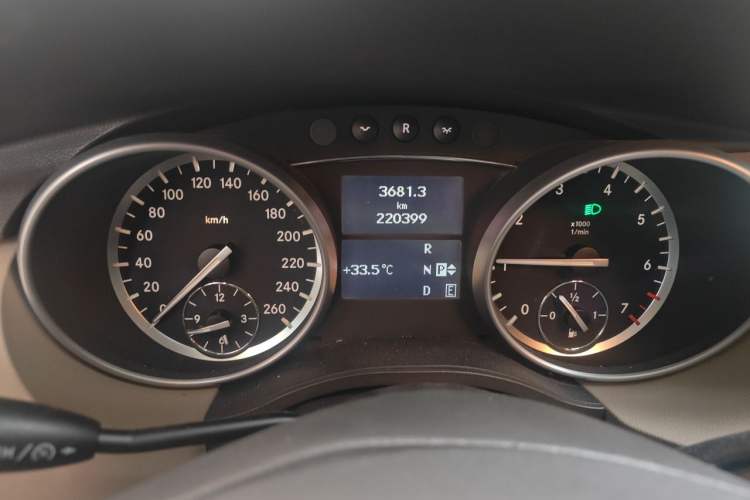Used Mercedes-Benz R-Class 2011 R 350 L 4MATIC Odometer Close Up