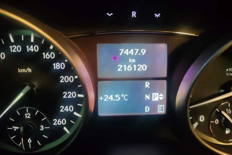 Used Mercedes-Benz R-Class 2011 R 350 L 4MATIC Odometer Close Up