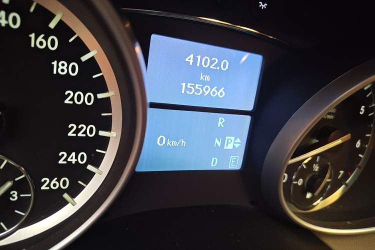 Used Mercedes-Benz R-Class 2011 R 350 L 4MATIC Odometer Close Up