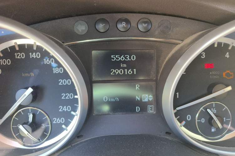 Used Mercedes-Benz R-Class 2011 R 300 L Business Model Odometer Close Up
