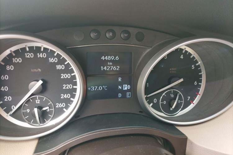 Used Mercedes-Benz R-Class 2011 R 300 L Business Model Odometer Close Up