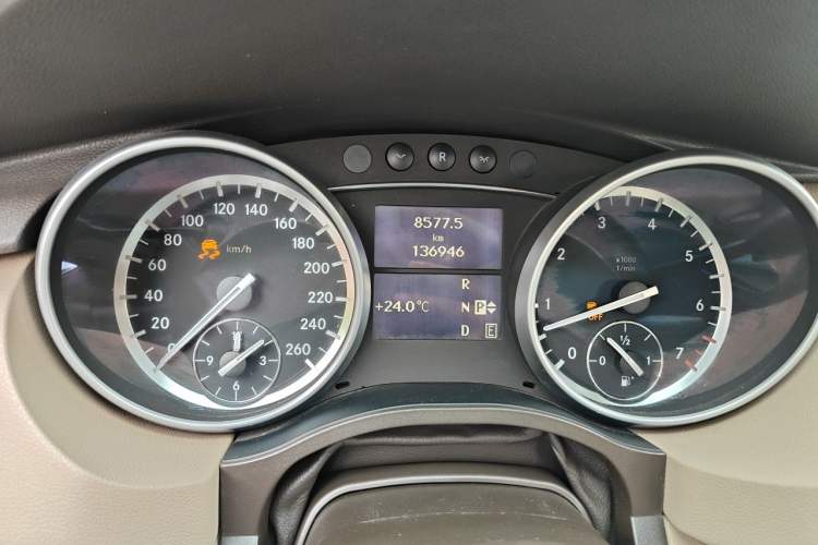 Used Mercedes-Benz R-Class 2011 R 300 L Business Model Odometer Close Up