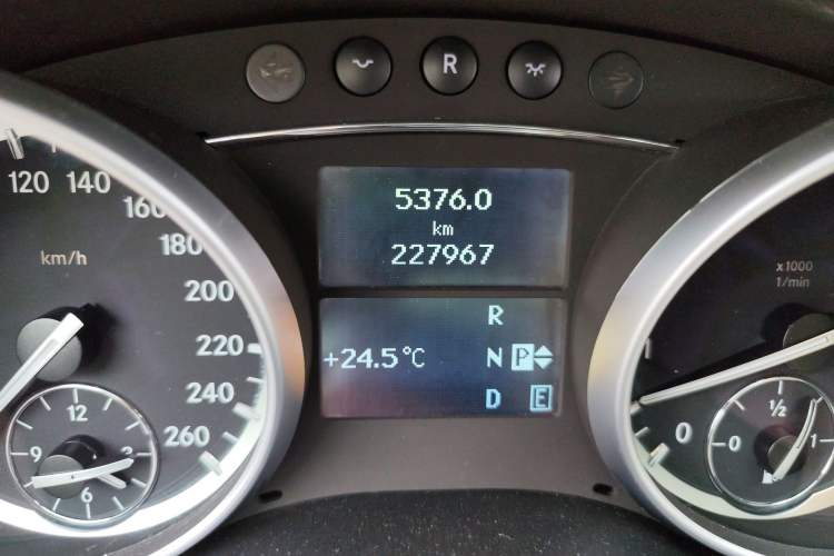 Used Mercedes-Benz R-Class 2011 R 300 L Business Model Odometer Close Up