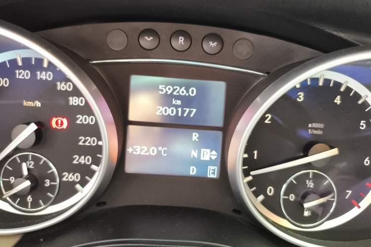 Used Mercedes-Benz R-Class 2011 R 350 L 4MATIC Odometer Close Up