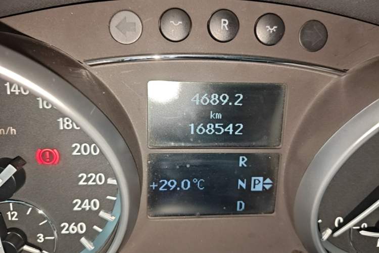 Used Mercedes-Benz R-Class 2011 R 350 L 4MATIC Odometer Close Up