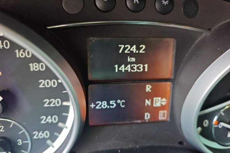 Used Mercedes-Benz R-Class 2011 R 300 L Business Model Odometer Close Up