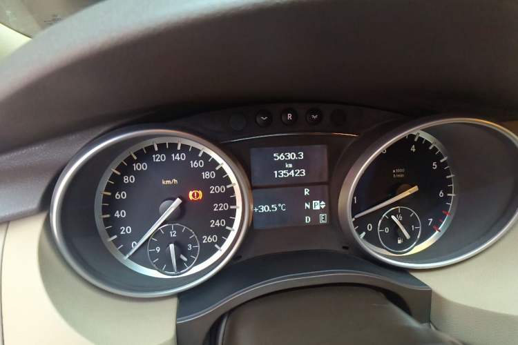 Used Mercedes-Benz R-Class 2011 R 300 L Business Model Odometer Close Up