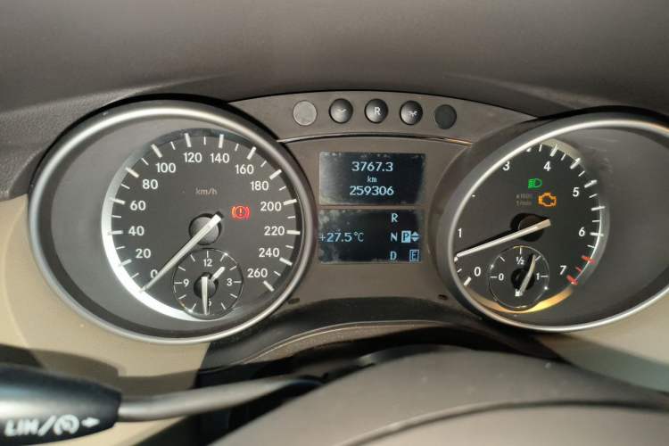 Used Mercedes-Benz R-Class 2011 R 300 L Business Model Odometer Close Up