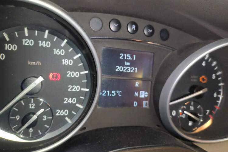 Used Mercedes-Benz R-Class 2011 R 300 L Business Model Odometer Close Up