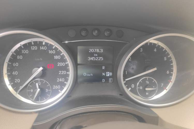 Used Mercedes-Benz R-Class 2011 R 300 L Business Model Odometer Close Up