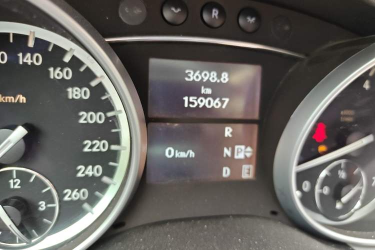 Used Mercedes-Benz R-Class 2011 R 300 L Business Model Odometer Close Up