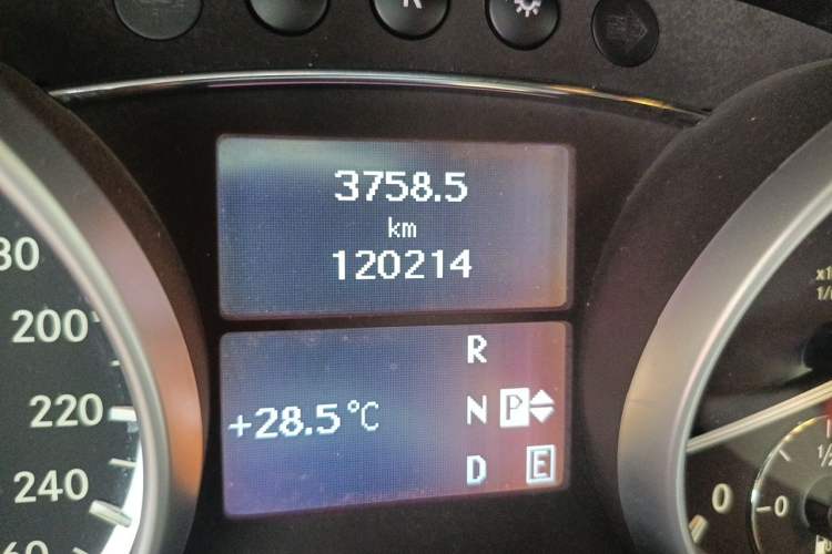 Used Mercedes-Benz R-Class 2011 R 300 L Business Model Odometer Close Up