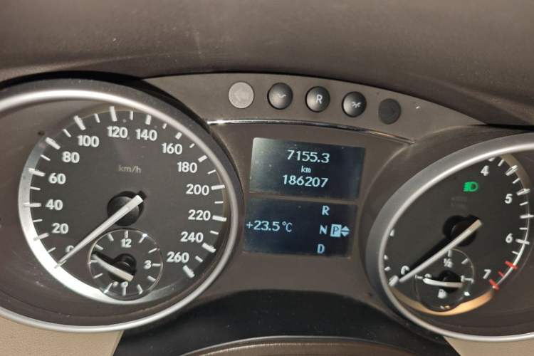Used Mercedes-Benz R-Class 2011 R 300 L Business Model Odometer Close Up