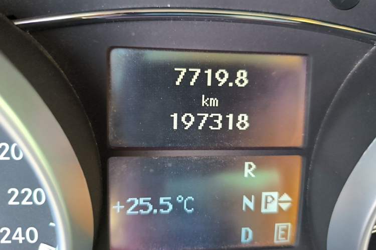 Used Mercedes-Benz R-Class 2011 R 350 L 4MATIC Odometer Close Up