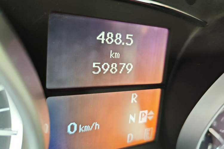 Used Mercedes-Benz R-Class 2011 R 300 L Business Model Odometer Close Up