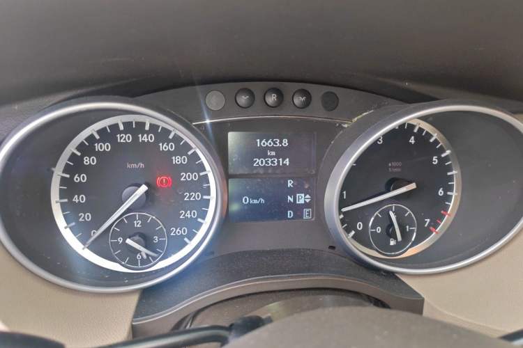 Used Mercedes-Benz R-Class 2011 R 300 L Business Model Odometer Close Up