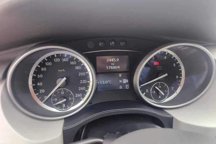 Used Mercedes-Benz R-Class 2011 R 300 L Business Model Odometer Close Up