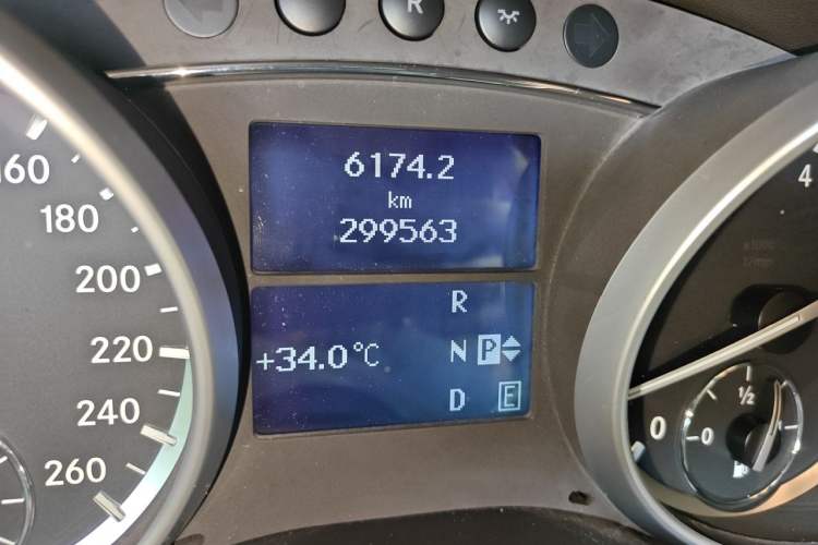 Used Mercedes-Benz R-Class 2011 R 300 L Business Model Odometer Close Up